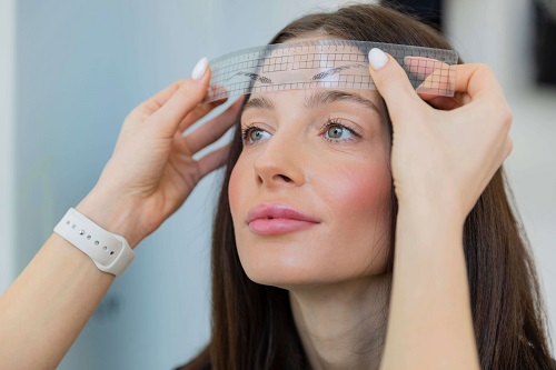 SENTEZ-VOUS BIEN AVEC DES SOURCILS PARFAITS Les belles femmes qui ne manquent aucune occasion d'être soignées aiment aussi faire...